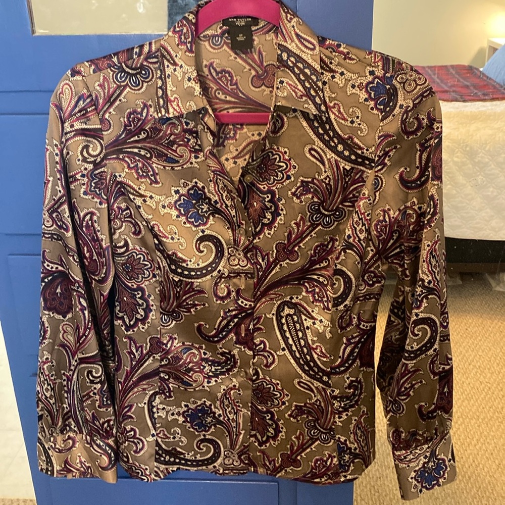 Gorgeous grey/silver paisley blouse from Ann Taylor size OP